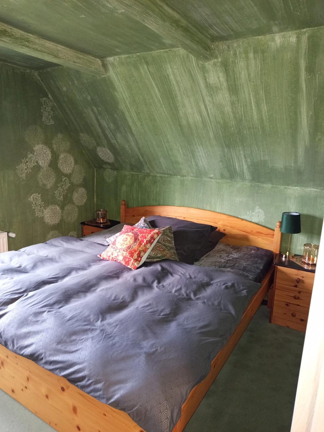 Ložnice s dekorativní stěrkou